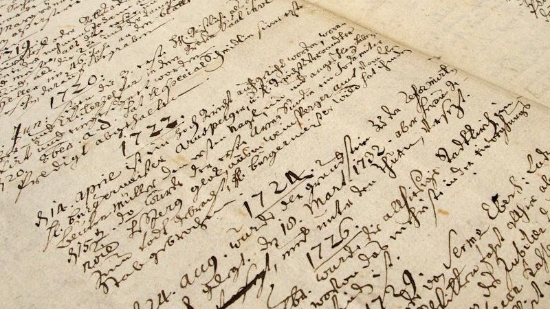 Nahaufnahme eines alten handgeschriebenen Dokuments mit Notizen und Jahreszahlen, die auf historische Ereignisse hinweisen., &copy; &copy; T&E