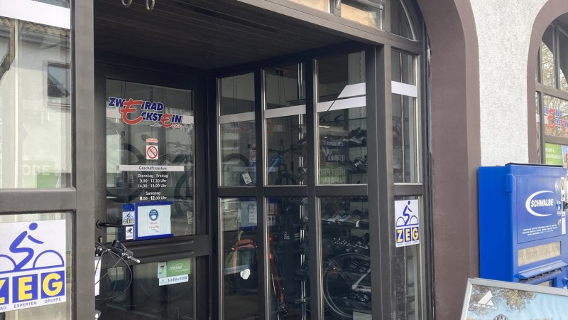 Eingang eines Fahrradgesch&auml;fts mit Glasfront, ZEG-Logo und Werbetafel. Ein Fahrrad steht im Eingangsbereich. Schriftzug 'Zweirad-Eckstein' sichtbar., &copy; Lena Besemer