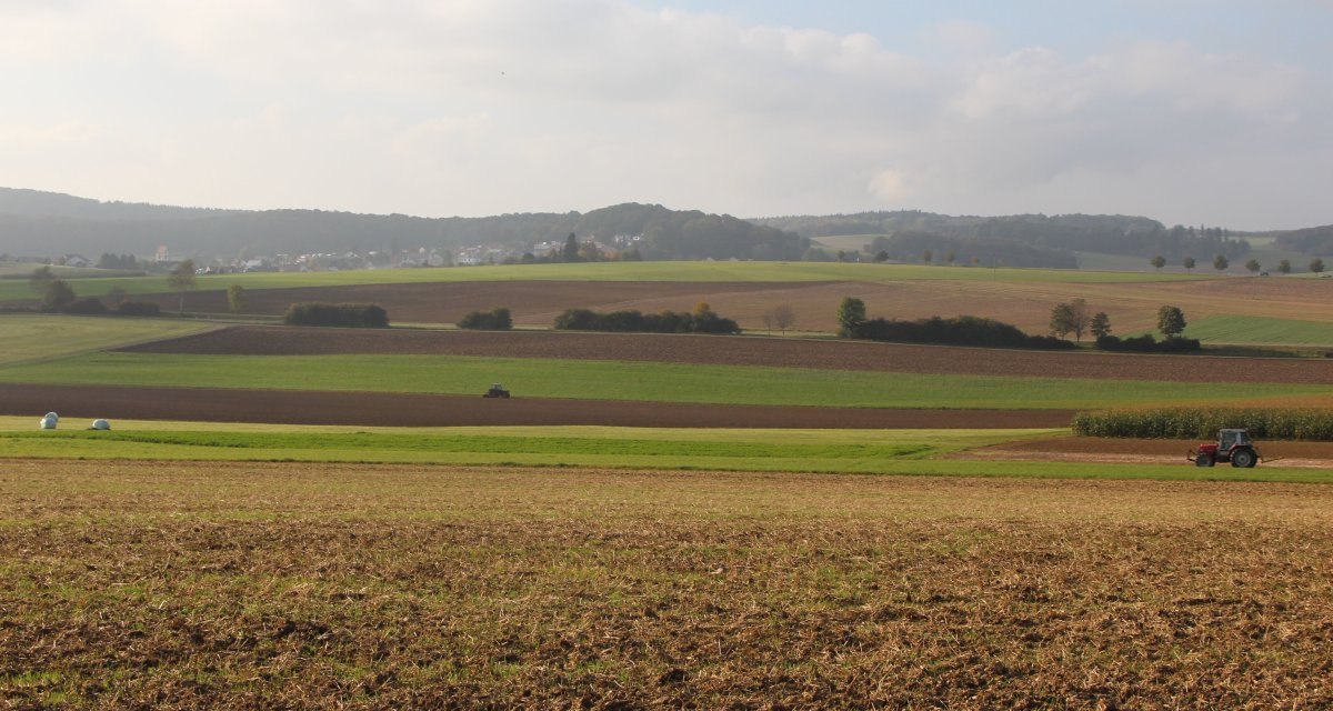 Ein Traktor f&auml;hrt entlang der Felder, &copy; Bad Urach Tourismus