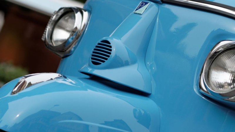 Das himmelblaue Barist Mobil, © Evita Hamon Das himmelblaue Barist Mobil, © Evita Hamon