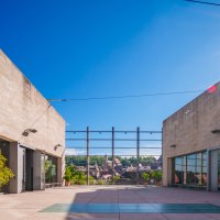 Die Kunsthalle Würth in Schwäbisch Hall bei strahlendem Sonnenschein. Moderne Architektur mit Blick auf die Stadt im Hintergrund., © Michael Kühneisen Die Kunsthalle Würth in Schwäbisch Hall bei strahlendem Sonnenschein. Moderne Architektur mit Blick auf die Stadt im Hintergrund., © Michael Kühneisen