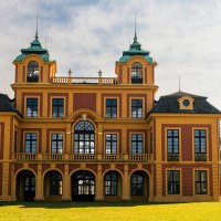 Schloss Favorite in Ludwigsburg, ein barockes Geb&auml;ude mit gelben und roten Fassaden, umgeben von B&auml;umen und Rasen., &copy; Stuttgart-Marketing GmbH, Sarah Schmid