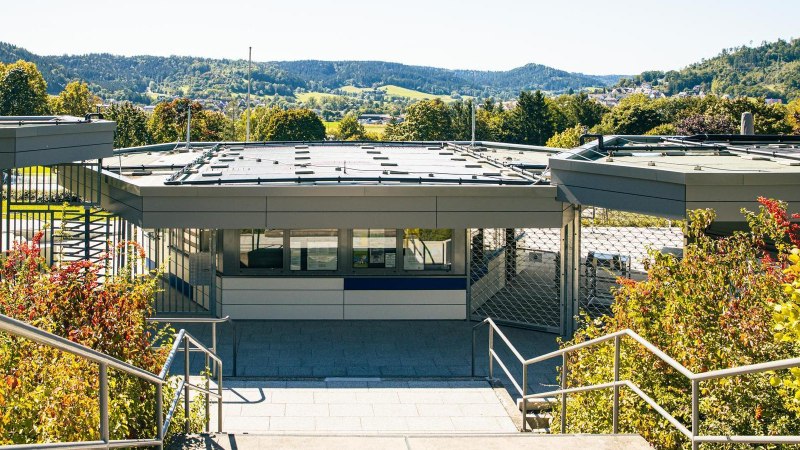 Moderner Eingangsbereich eines Freibads in Gaildorf, umgeben von grüner Landschaft und Hügeln im Hintergrund., © Stuttgart-Marketing GmbH, Sarah Schmid Moderner Eingangsbereich eines Freibads in Gaildorf, umgeben von grüner Landschaft und Hügeln im Hintergrund., © Stuttgart-Marketing GmbH, Sarah Schmid
