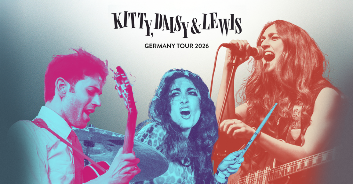 Plakat f&uuml;r die Deutschlandtournee 2026 von Kitty, Daisy & Lewis. Drei Musiker in dynamischen Posen mit Instrumenten und Mikrofon., &copy; links im Bild
