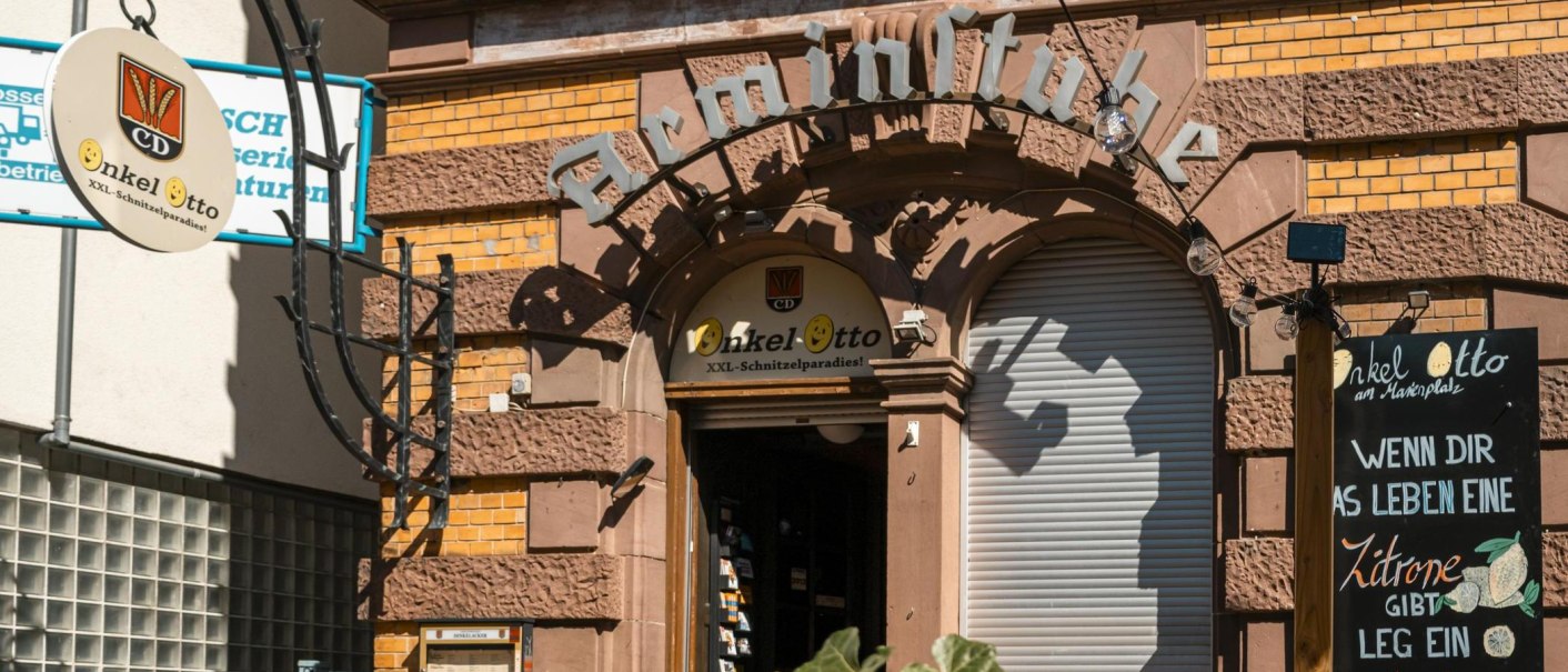 Eingang zu 'Onkel Otto', einem XXL-Schnitzelparadies, mit dekorativem Schild und Tafel mit Spruch über Zitronen., © SMG, Sarah Schmid Eingang zu 'Onkel Otto', einem XXL-Schnitzelparadies, mit dekorativem Schild und Tafel mit Spruch über Zitronen., © SMG, Sarah Schmid