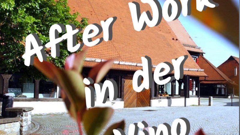 Gebäude mit rotem Dach, umgeben von Pflanzen. Schriftzug 'After Work in der Vino' und Logo der Weingärtnergenossenschaft Metzingen. Gebäude mit rotem Dach, umgeben von Pflanzen. Schriftzug 'After Work in der Vino' und Logo der Weingärtnergenossenschaft Metzingen.