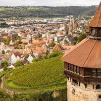 Panoramablick auf Esslingen mit einem historischen Turm im Vordergrund und Weinbergen im Hintergrund., © Stuttgart-Marketing GmbH, Sarah Schmid