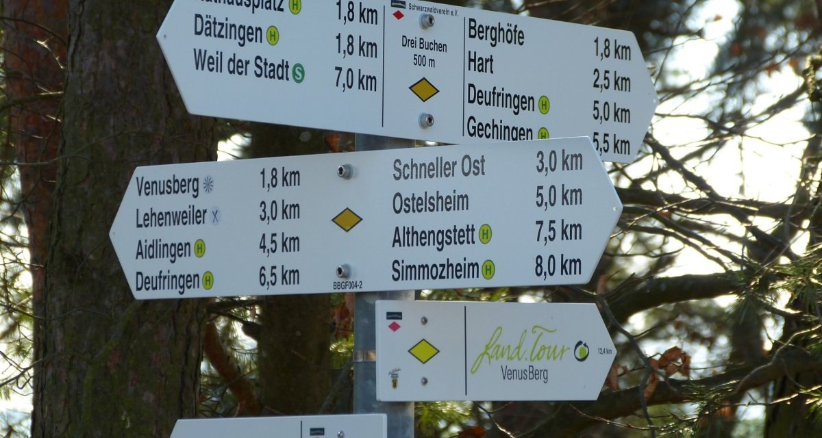 Wegweiser an den 3 Buchen zeigt Entfernungen zu Orten wie Dätzingen, Venusberg und Simmozheim. Schilder sind in einem Waldgebiet aufgestellt., © Natur.Nah. Schönbuch & Heckengäu Wegweiser an den 3 Buchen zeigt Entfernungen zu Orten wie Dätzingen, Venusberg und Simmozheim. Schilder sind in einem Waldgebiet aufgestellt., © Natur.Nah. Schönbuch & Heckengäu