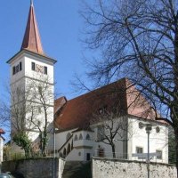 Die Evangelische St. Blasius Kirche in Altdorf mit hohem Turm und rotem Dach, umgeben von Bäumen, bei klarem Himmel., © Natur.Nah. Schönbuch & Heckengäu