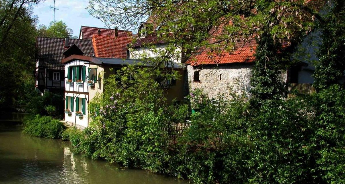 Fachwerkhäuser in der Waiblinger Altstadt, umgeben von grünen Bäumen, am Ufer der Rems. Die Dächer sind mit roten Ziegeln gedeckt., © Waiblingen - Stuttgart-Marketing GmbH Fachwerkhäuser in der Waiblinger Altstadt, umgeben von grünen Bäumen, am Ufer der Rems. Die Dächer sind mit roten Ziegeln gedeckt., © Waiblingen - Stuttgart-Marketing GmbH