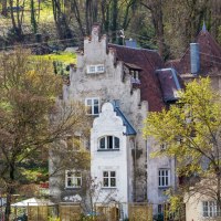 Eines der Häuser an der Bundesstraße 10 - zwishen Historismus und Jugendstil
