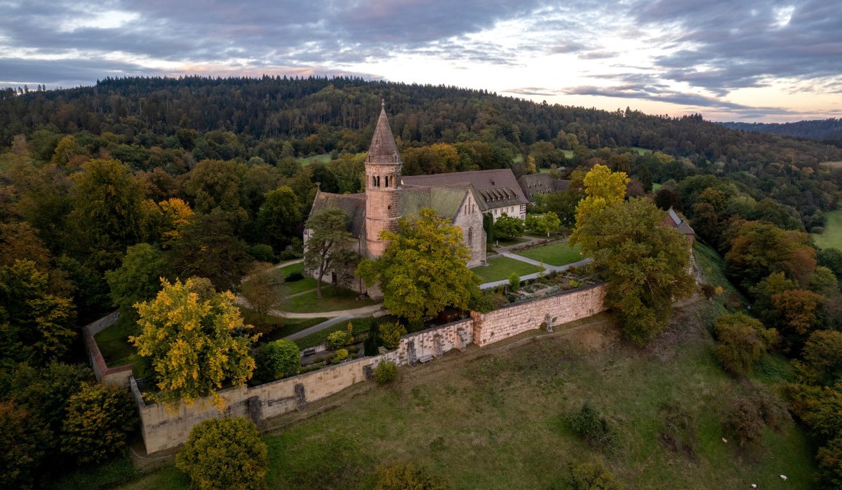 Luftaufnahme des Klosters Lorch, umgeben von herbstlichen Bäumen und Hügeln unter einem bewölkten Himmel., © Thomas Zehnder