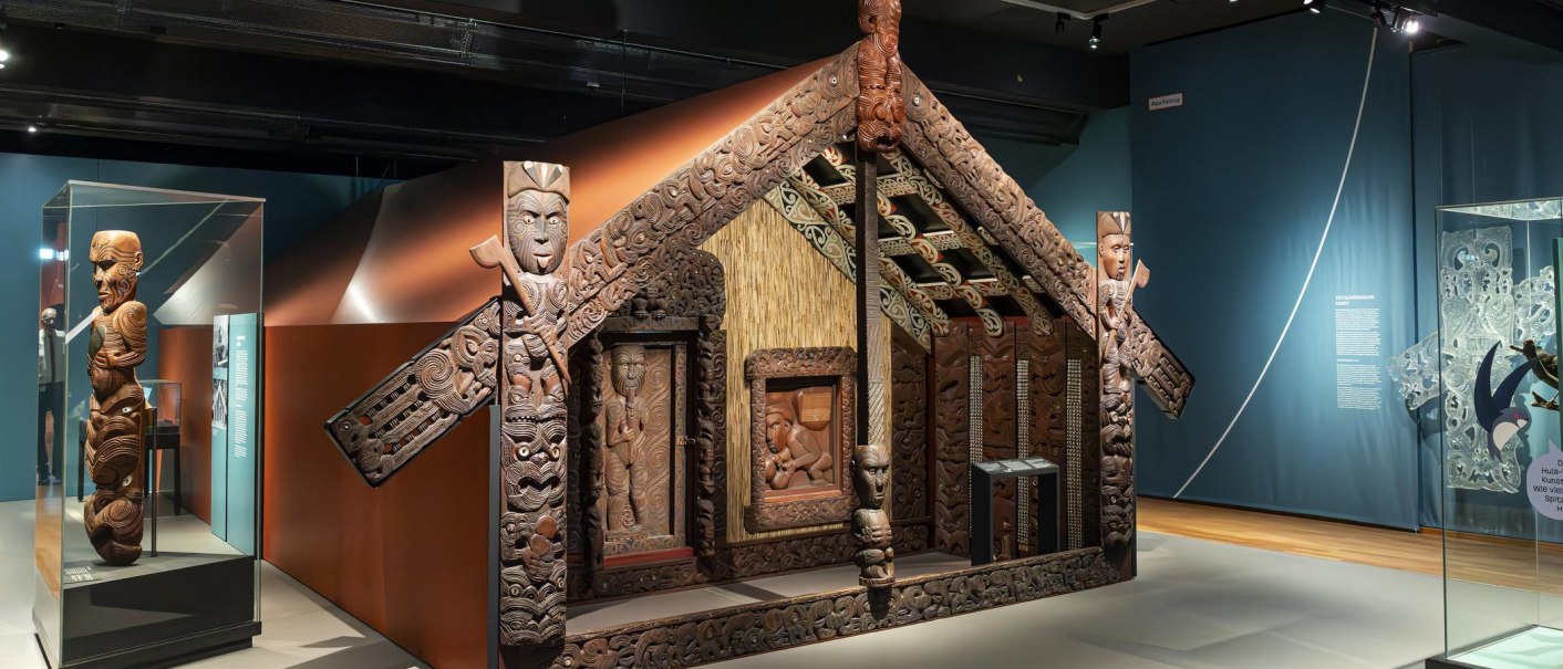 Ausstellung im Linden-Museum Stuttgart mit kunstvoll geschnitztem Maori-Haus und Figuren. Die Exponate sind reich verziert und detailreich gestaltet., © Stuttgart-Marketing GmbH, Sarah Schmid Ausstellung im Linden-Museum Stuttgart mit kunstvoll geschnitztem Maori-Haus und Figuren. Die Exponate sind reich verziert und detailreich gestaltet., © Stuttgart-Marketing GmbH, Sarah Schmid