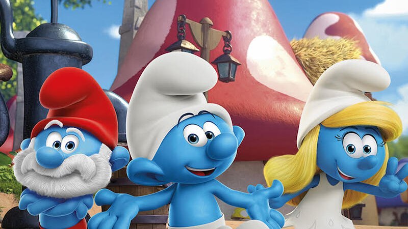 Drei Schl&uuml;mpfe stehen fr&ouml;hlich vor einem gro&szlig;en Pilzhaus. Sie tragen wei&szlig;e und rote M&uuml;tzen und l&auml;cheln in die Kamera., &copy; Whynot Events UG