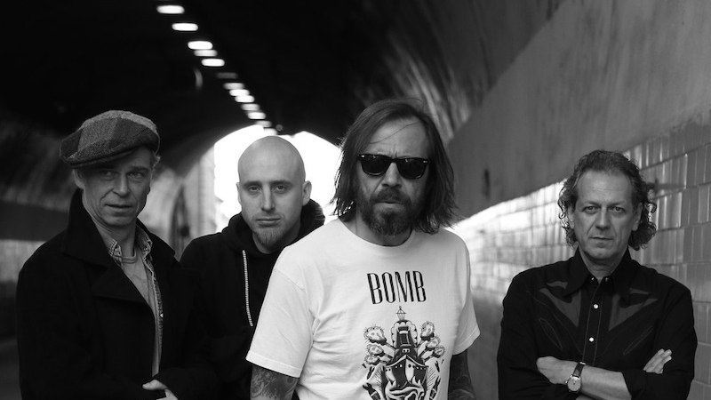 Vier M&auml;nner posieren in einem Tunnel. Einer tr&auml;gt ein T-Shirt mit der Aufschrift 'BOMB'. Die Szene ist in Schwarz-Wei&szlig; gehalten., &copy; Kulturverein Resus e.V.