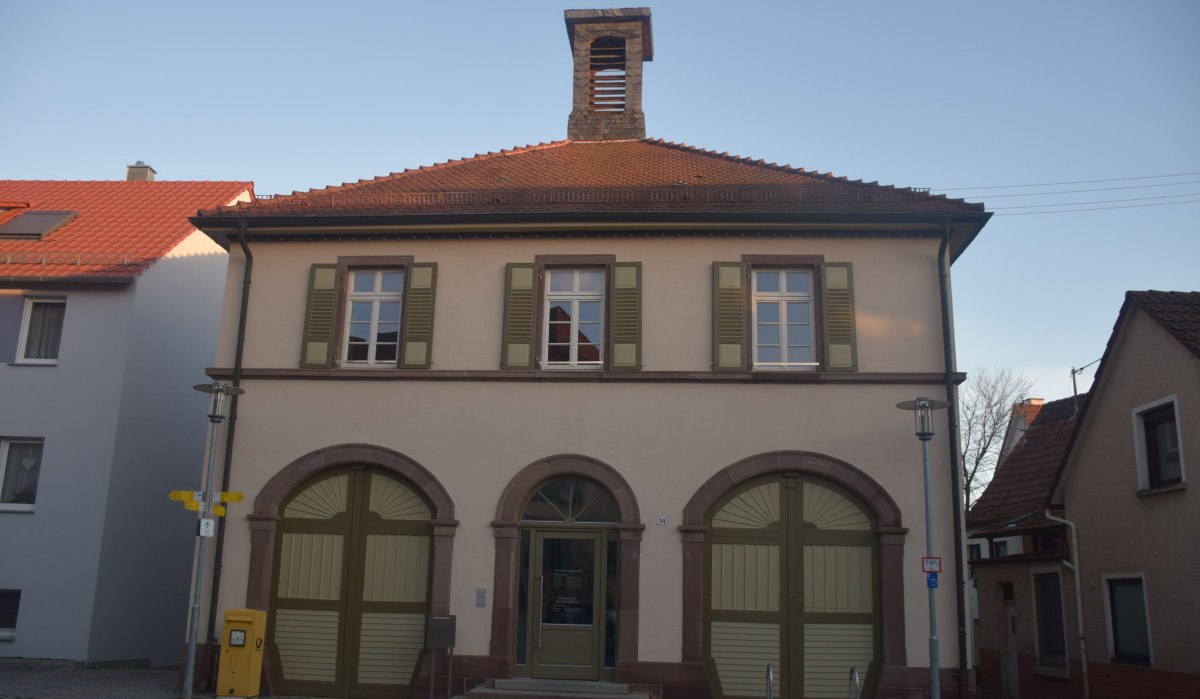 Ein zweistöckiges Gebäude mit rotem Ziegeldach und grünen Fensterläden, das als Rathaus dient., © Land der 1000 Hügel - Kraichgau-Stromberg Ein zweistöckiges Gebäude mit rotem Ziegeldach und grünen Fensterläden, das als Rathaus dient., © Land der 1000 Hügel - Kraichgau-Stromberg