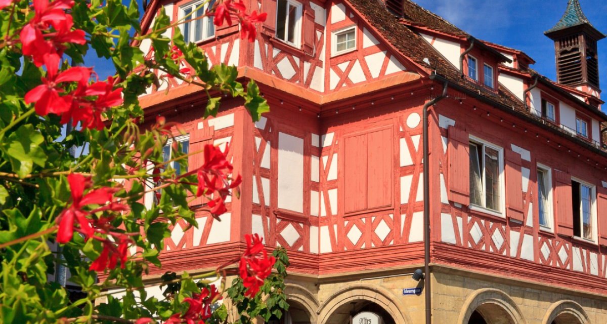 Mit seiner Renaissance-Laube und dem barocken Fachwerkaufbau pr&auml;gt das Alte Rathaus den Marktplatz Waiblingens. Das 1597 neu errichtete Geb&auml;ude war einst Sitz des Rates, sp&auml;ter Schule und heute ein eindrucksvolles Zeugnis st&auml;dtischer Geschichte und Baukunst.