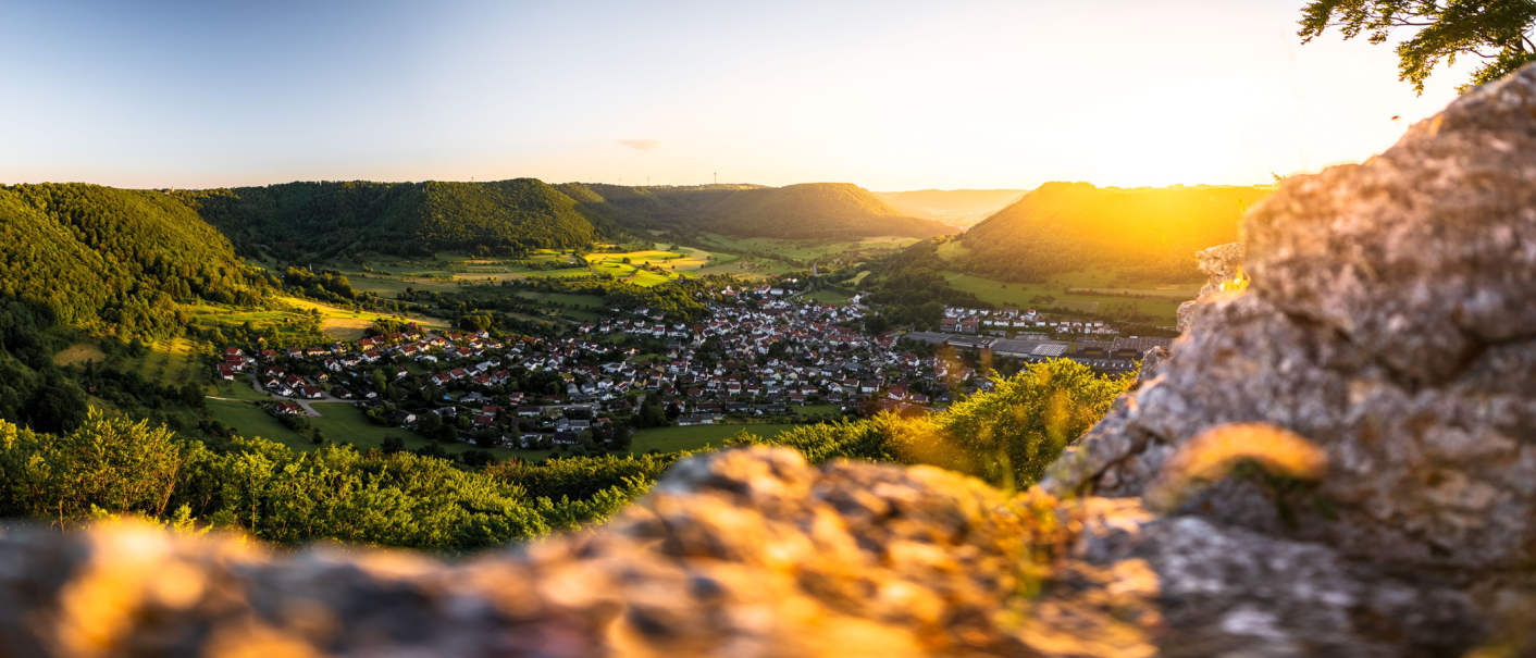 Panoramablick auf Bad Überkingen bei Sonnenuntergang, umgeben von grünen Hügeln und Wäldern., © Daniel Sorkalla