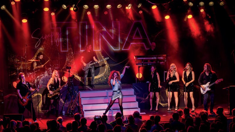 Eine Band performt auf einer B&uuml;hne mit einer S&auml;ngerin im Vordergrund. Bunte Lichter und ein gro&szlig;es Publikum schaffen eine lebendige Atmosph&auml;re., &copy; Gro&szlig;e Kreisstadt Herrenberg