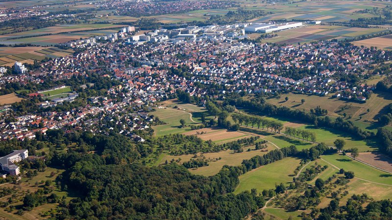 Luftaufnahme von Filderstadt zeigt Wohngebiete, Felder und Wälder. Die Stadt ist von landwirtschaftlichen Flächen umgeben., © Stuttgart-Marketing GmbH