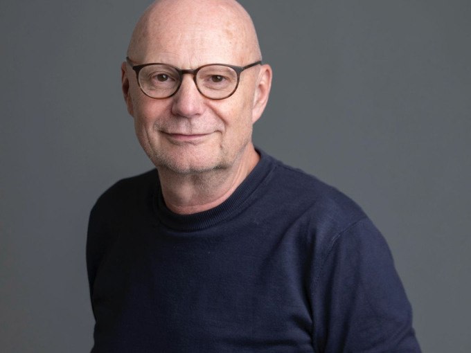 Ein &auml;lterer Mann mit Brille und Glatze l&auml;chelt leicht in die Kamera. Er tr&auml;gt einen dunkelblauen Pullover. Der Hintergrund ist grau., &copy; Stadt Waldenbuch