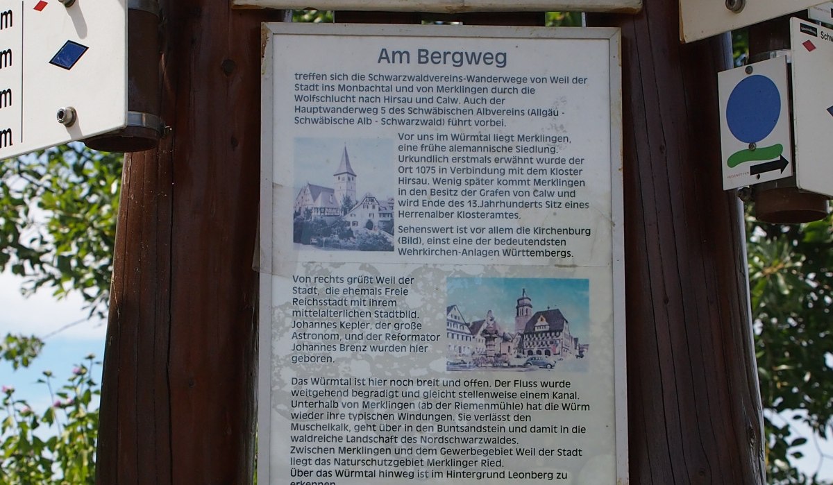 Wanderwegweiser mit Infotafel über den Bergweg in der Region Allgäu-Schwarzwald. Die Tafel beschreibt historische Orte und Sehenswürdigkeiten., © Natur.Nah. Schönbuch & Heckengäu Wanderwegweiser mit Infotafel über den Bergweg in der Region Allgäu-Schwarzwald. Die Tafel beschreibt historische Orte und Sehenswürdigkeiten., © Natur.Nah. Schönbuch & Heckengäu