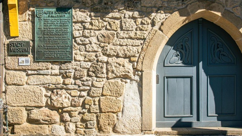 Eingang des Stadtmuseums Sindelfingen mit einer historischen Tafel und einer blauen Holztür in einem steinernen Gebäude., © Stuttgart-Marketing GmbH, Sarah Schmid Eingang des Stadtmuseums Sindelfingen mit einer historischen Tafel und einer blauen Holztür in einem steinernen Gebäude., © Stuttgart-Marketing GmbH, Sarah Schmid