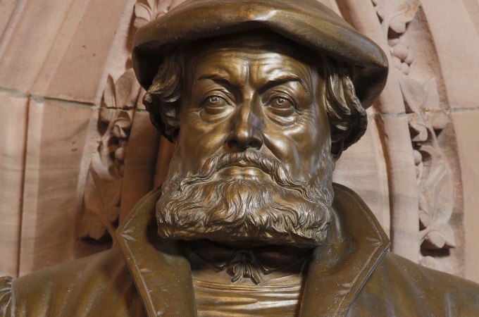 Bronzeb&uuml;ste eines b&auml;rtigen Mannes mit Hut vor einem verzierten steinernen Hintergrund., &copy; Stadtverwaltung Weil der Stadt