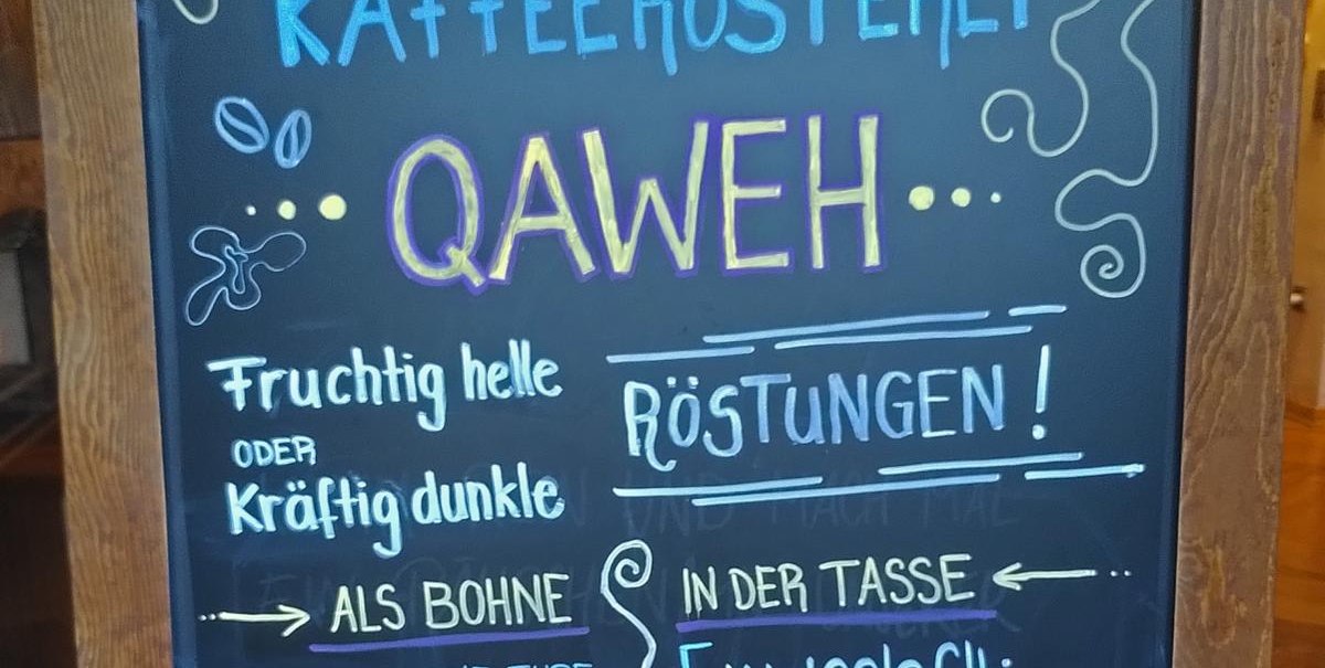 Kreidetafel mit Speisekarte der Kaffeerösterei Qaweh. Angeboten werden verschiedene Röstungen, klassische Kaffees, Iced Coffee und andere Getränke., © Matthias Gohl Kreidetafel mit Speisekarte der Kaffeerösterei Qaweh. Angeboten werden verschiedene Röstungen, klassische Kaffees, Iced Coffee und andere Getränke., © Matthias Gohl