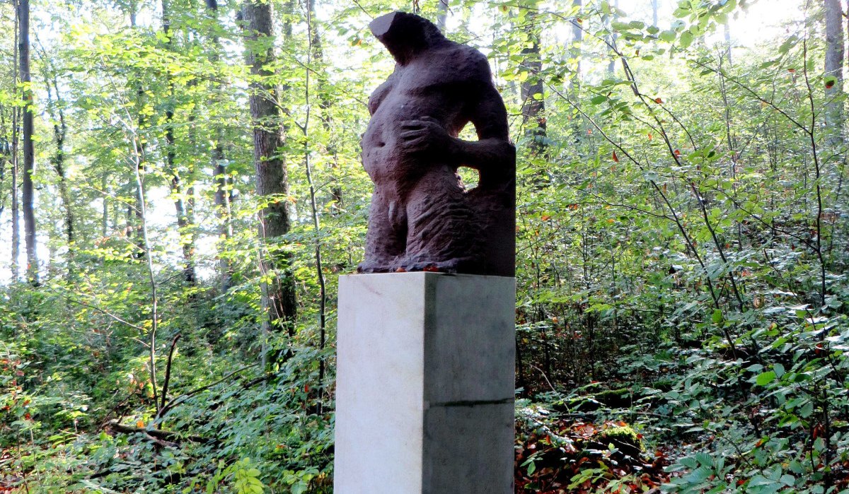 Eine kopflose Skulptur eines menschlichen Torsos steht auf einem Sockel im Wald, umgeben von Bäumen und Laub., © Schwäbischer Albverein, Ortsgruppe Böblingen