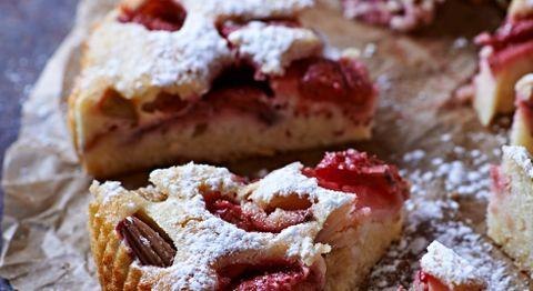 Zwei St&uuml;cke Rhabarberkuchen, bestreut mit Puderzucker, liegen auf Backpapier. Der Kuchen sieht saftig und einladend aus., &copy; TeamWerk Esslingen