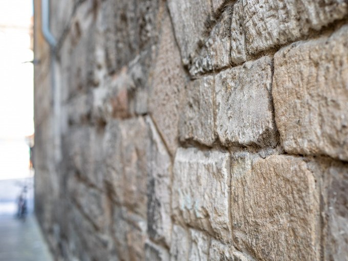 Nahaufnahme einer alten Steinmauer mit groben, rechteckigen Steinen. Die Struktur und Maserung der Steine sind deutlich sichtbar., &copy; Touristik und Marketing GmbH