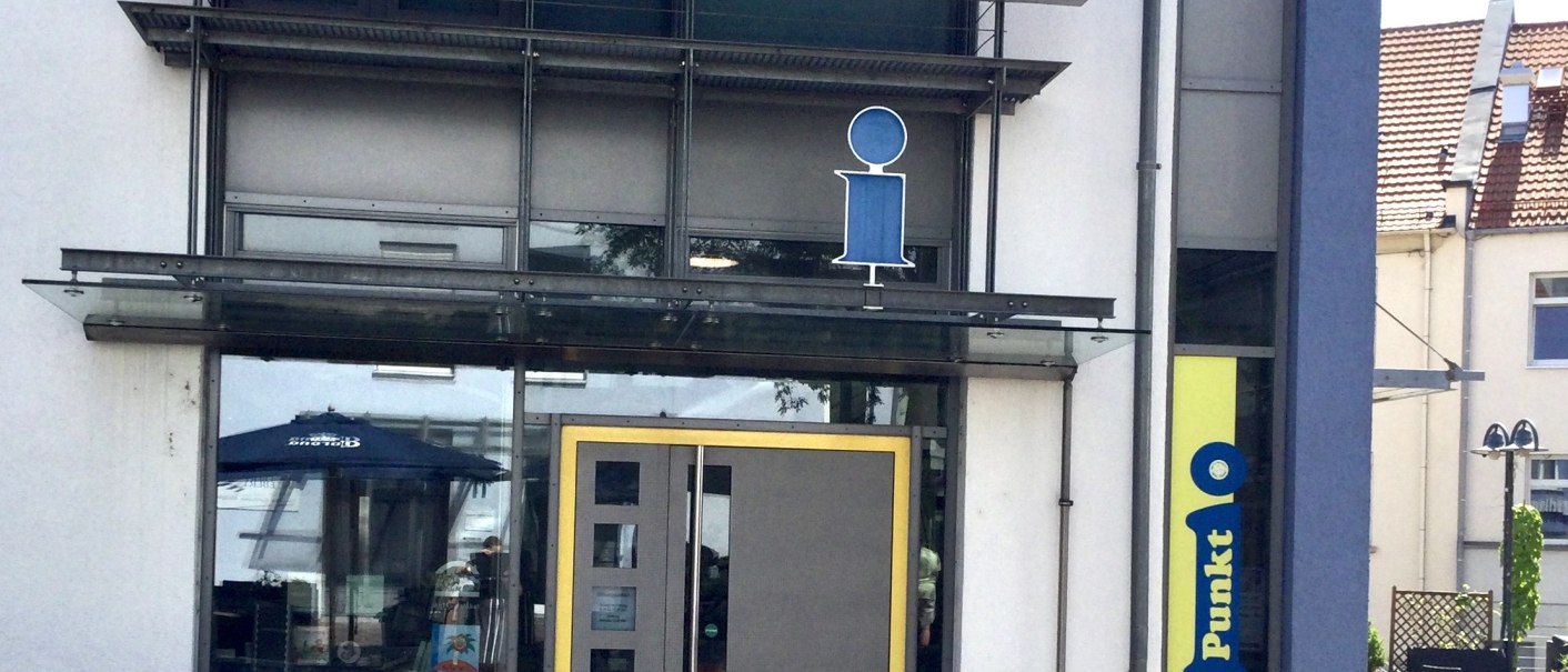 Eingang der 'Nürtinger Zeitung' mit Infopunkt-Symbol und Plakaten vor der Tür., © J. Tubolzer Eingang der 'Nürtinger Zeitung' mit Infopunkt-Symbol und Plakaten vor der Tür., © J. Tubolzer