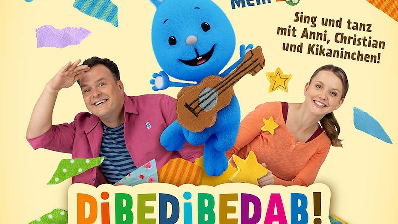 Werbung f&uuml;r das Kikaninchen-Musical mit einem blauen Hasen, einer Gitarre und zwei fr&ouml;hlichen Personen. Text: "Sing und tanz mit Anni, Christian und Kikaninchen!", &copy; Whynot Events UG
