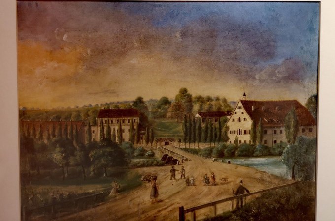 Ein Gem&auml;lde zeigt eine l&auml;ndliche Szene mit alten Geb&auml;uden, B&auml;umen und Menschen auf einem Weg. Der Himmel ist teils bew&ouml;lkt, teils klar., &copy; Stadt G&ouml;ppingen