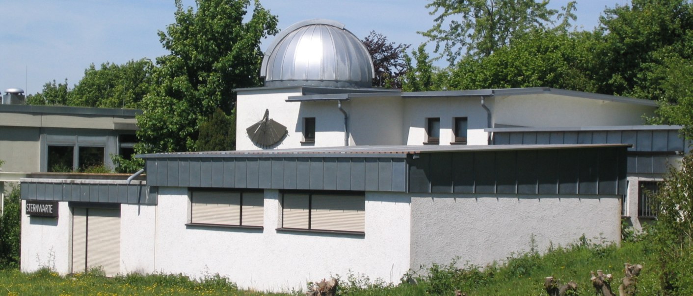 Die Messelberg-Sternwarte mit ihrer markanten Kuppel und Sonnenuhr, umgeben von grüner Vegetation., © Stadt Donzdorf Die Messelberg-Sternwarte mit ihrer markanten Kuppel und Sonnenuhr, umgeben von grüner Vegetation., © Stadt Donzdorf