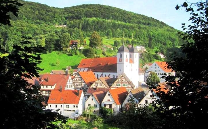 Wiesensteig in der schwäbischen Alb mit Fachwerkhäusern und einer Kirche, umgeben von grünen Hügeln und Wäldern., © R.Storr Wiesensteig in der schwäbischen Alb mit Fachwerkhäusern und einer Kirche, umgeben von grünen Hügeln und Wäldern., © R.Storr