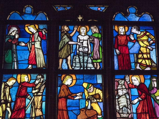 Buntglasfenster in einer Kirche zeigt biblische Szenen mit Figuren in lebhaften Farben. Die Darstellungen sind detailliert und kunstvoll gestaltet., &copy; Stadtverwaltung Weil der Stadt