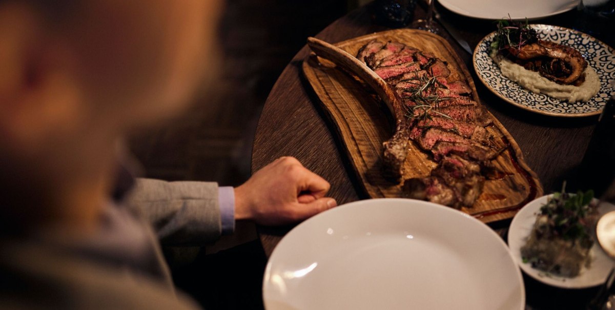 Hier wird köstlich gekocht und so appetitlich angerichtet. Besonders Fleischliebhaber kommen auf ihre Kosten., © Maximilian Schwarz