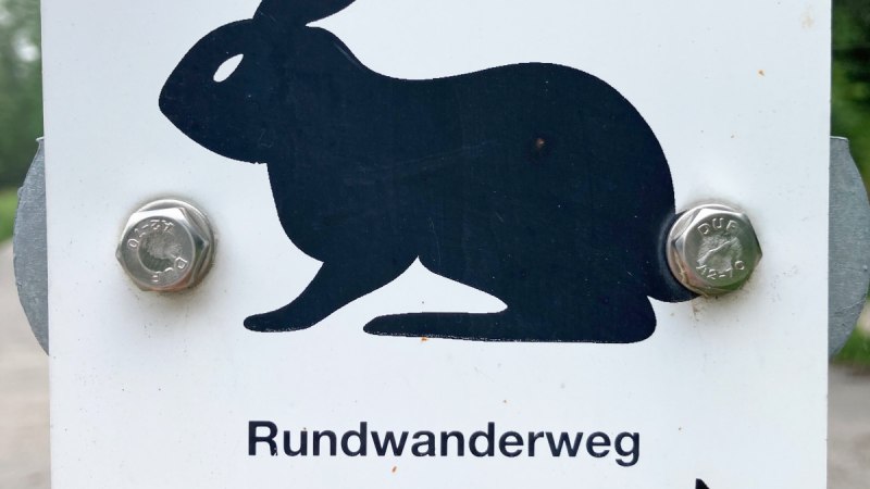 Schild mit schwarzem Hasen-Symbol, Aufschrift 'Rundwanderweg', Nummer 3, Pfeil nach rechts, Wappen von Remseck am Neckar., © Stadt Remseck am Neckar Schild mit schwarzem Hasen-Symbol, Aufschrift 'Rundwanderweg', Nummer 3, Pfeil nach rechts, Wappen von Remseck am Neckar., © Stadt Remseck am Neckar