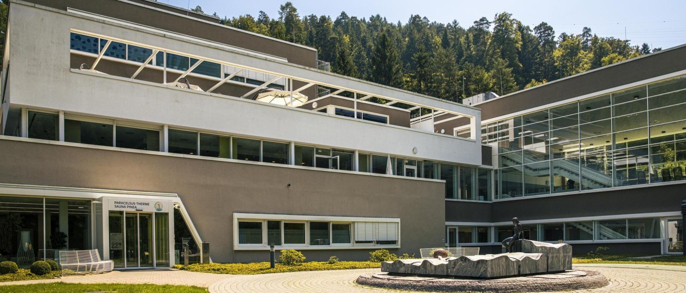 Modernes Geb&auml;ude der Paracelsus-Therme in Bad Liebenzell mit gro&szlig;en Glasfenstern und einer Skulptur im Vordergrund., &copy; Stuttgart-Marketing GmbH, Sarah Schmid