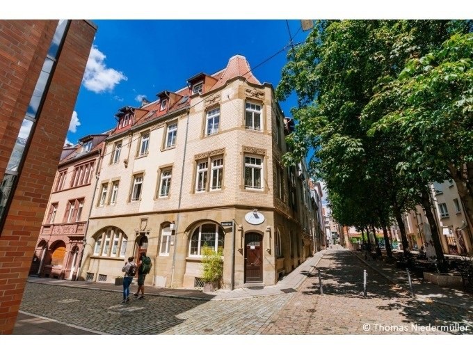 Historische Altstadt mit Kopfsteinpflaster, alten Geb&auml;uden und B&auml;umen. Zwei Personen gehen die Stra&szlig;e entlang. Sonniger Tag mit blauem Himmel., &copy; Stuttgart Marketing GmbH