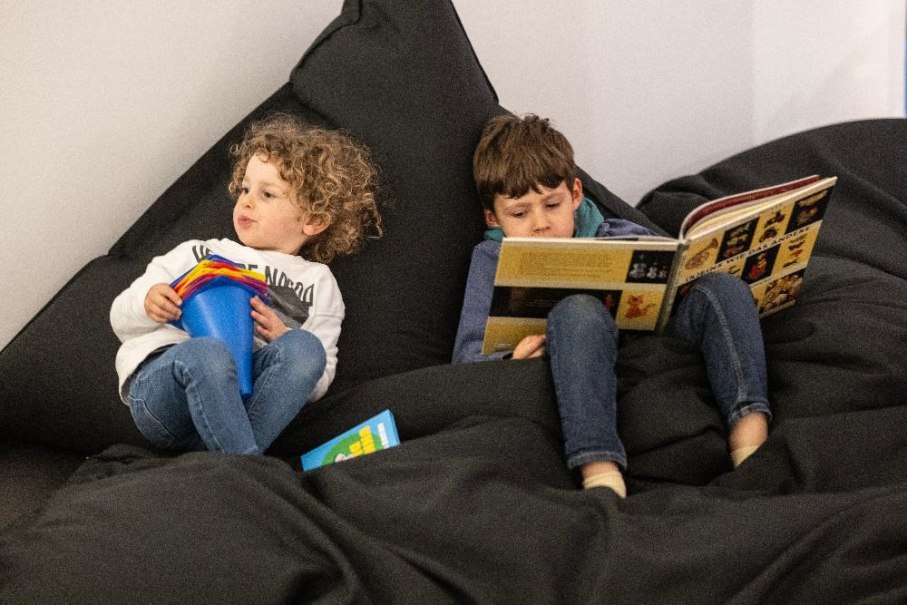 Zwei Kinder entspannen auf einem Sitzsack. Eines liest ein Buch, das andere h&auml;lt bunte Karten in der Hand., &copy; Ludwigsburg Museum
