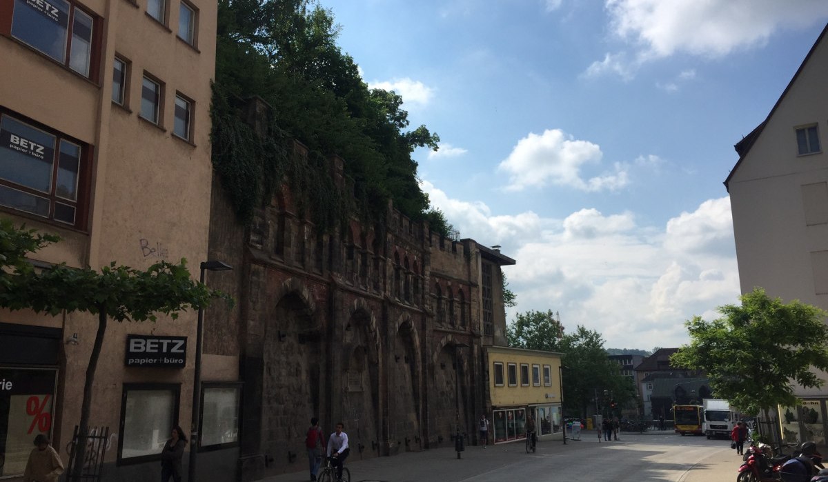 Straßenszene in Tübingen mit historischen Gebäuden, Bäumen und Menschen. Ein sonniger Tag mit blauem Himmel und Wolken., © www.pro-cycl.de Straßenszene in Tübingen mit historischen Gebäuden, Bäumen und Menschen. Ein sonniger Tag mit blauem Himmel und Wolken., © www.pro-cycl.de
