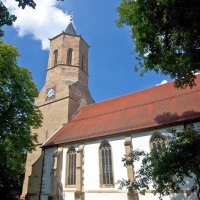 Kirche mit hohem Turm und roten Dachziegeln, umgeben von Bäumen. Der Himmel ist blau mit wenigen Wolken., © Waiblingen - Stuttgart-Marketing GmbH Kirche mit hohem Turm und roten Dachziegeln, umgeben von Bäumen. Der Himmel ist blau mit wenigen Wolken., © Waiblingen - Stuttgart-Marketing GmbH
