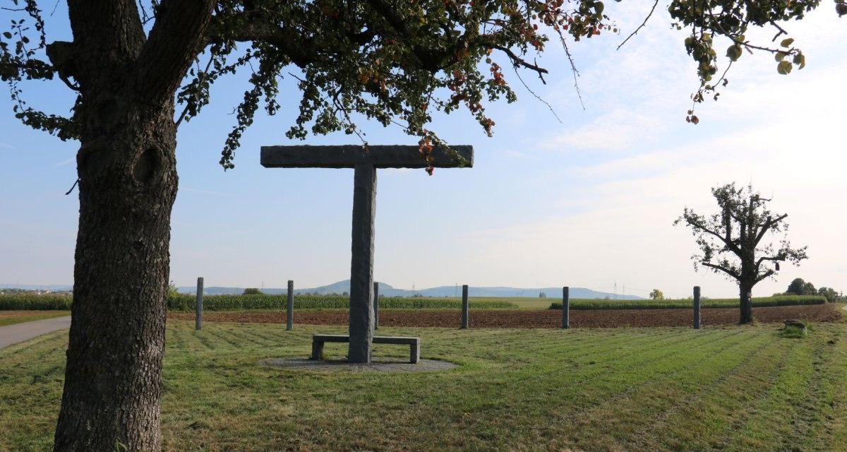 Ein T-förmiger Stein auf einer Wiese, umgeben von Bäumen und Feldern. Der Himmel ist blau und klar., © Remstal Tourismus e.V. Ein T-förmiger Stein auf einer Wiese, umgeben von Bäumen und Feldern. Der Himmel ist blau und klar., © Remstal Tourismus e.V.