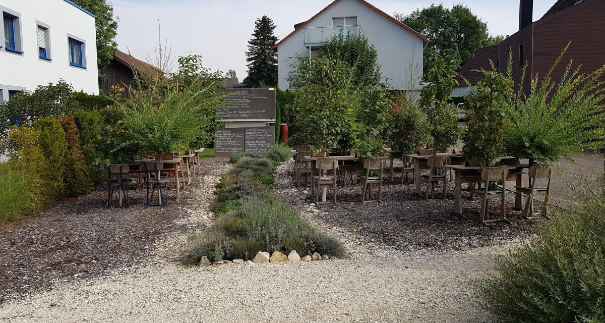 Ein Gartenbereich mit Pflanzen auf Tischen, umgeben von Kieswegen und Geb&auml;uden im Hintergrund., &copy; Remstal Tourismus e.V.