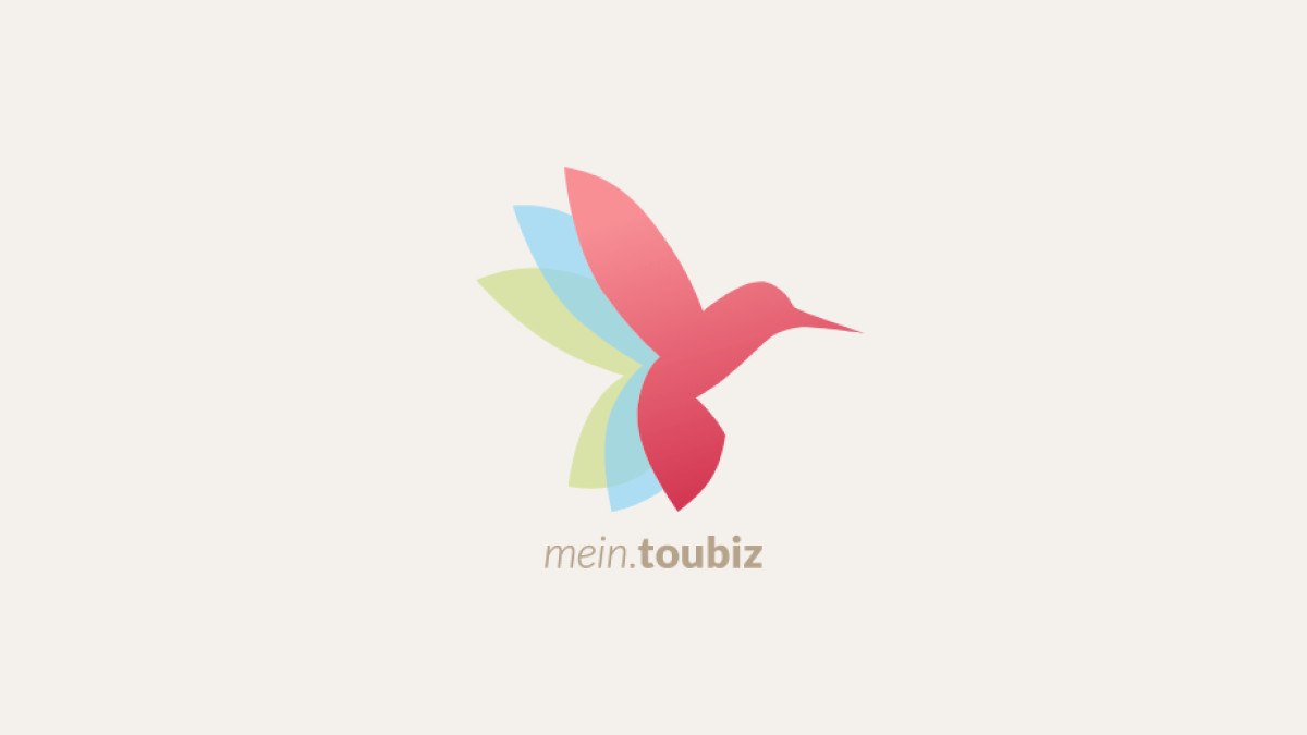 Ein stilisierter Kolibri in Rot, Blau und Grün mit dem Schriftzug "mein.toubiz" darunter auf hellem Hintergrund., © www.pro-cycl.de Ein stilisierter Kolibri in Rot, Blau und Grün mit dem Schriftzug "mein.toubiz" darunter auf hellem Hintergrund., © www.pro-cycl.de