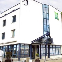 Modernes Hotelgebäude mit weißer Fassade und blauen Fenstern. "ibis Styles" Logo sichtbar. Parkplatz und Nachbargebäude im Hintergrund., © ibis Styles Filderstadt Messe Stuttgart Modernes Hotelgebäude mit weißer Fassade und blauen Fenstern. "ibis Styles" Logo sichtbar. Parkplatz und Nachbargebäude im Hintergrund., © ibis Styles Filderstadt Messe Stuttgart