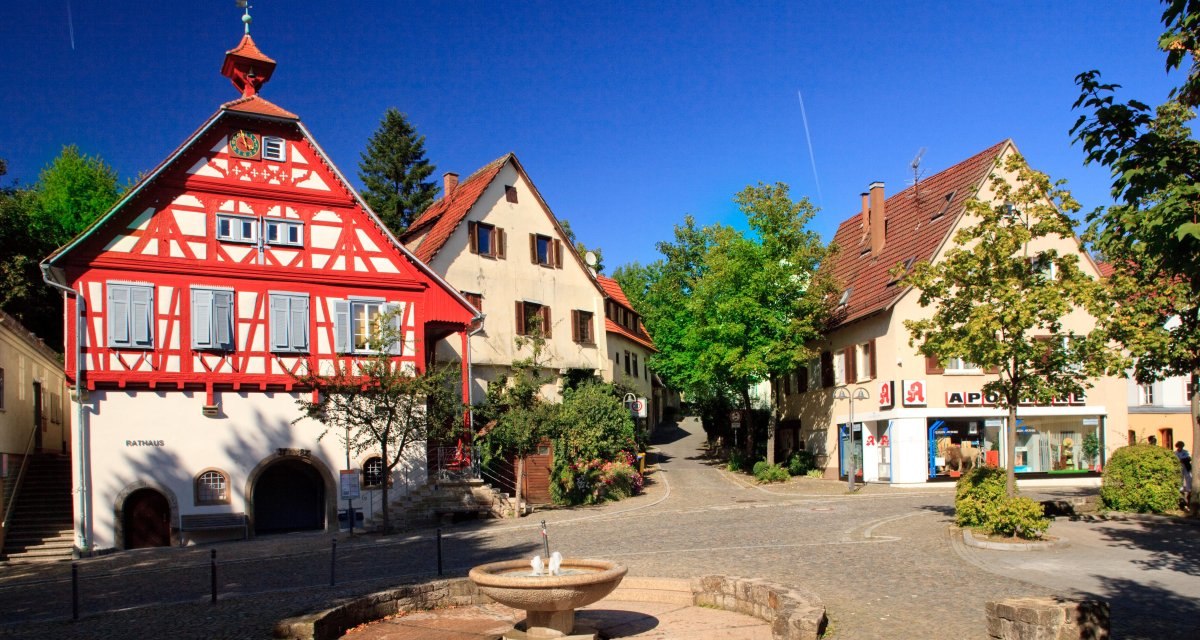 Fachwerkhaus in Waiblingen-Beinstein, links das Rathaus, rechts eine Apotheke. Im Vordergrund ein Brunnen, umgeben von Kopfsteinpflaster., © Waiblingen - Stuttgart-Marketing GmbH Fachwerkhaus in Waiblingen-Beinstein, links das Rathaus, rechts eine Apotheke. Im Vordergrund ein Brunnen, umgeben von Kopfsteinpflaster., © Waiblingen - Stuttgart-Marketing GmbH